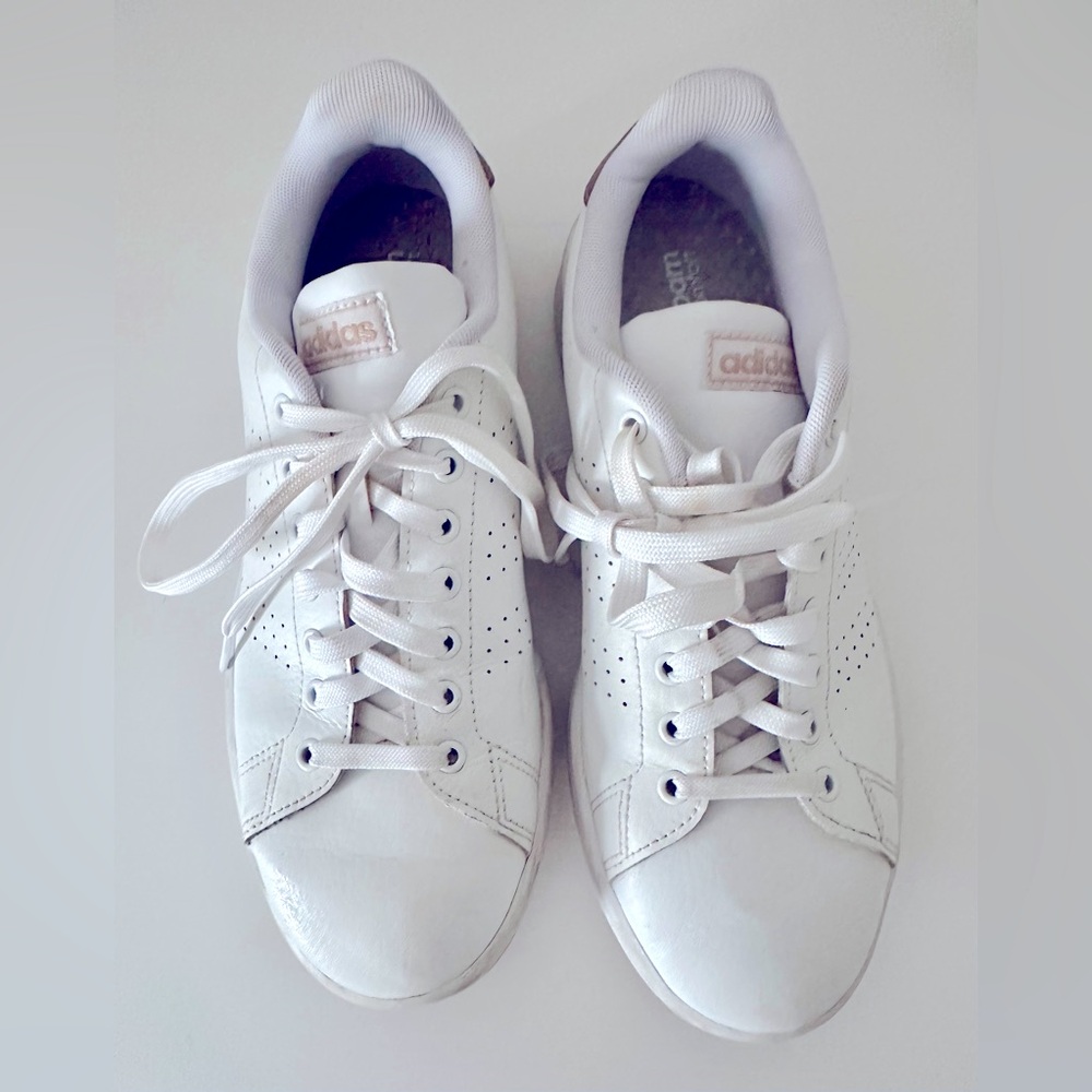 Women’s Adidas Leather Advantage Sneaker 8.5 white/bronze metallic